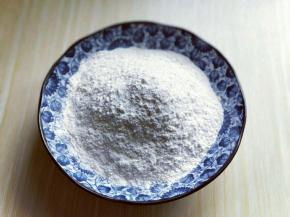 首先将面粉放在大口器具中。