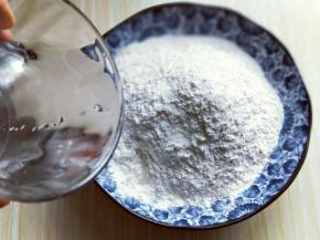 分次加入温水。【一定要分次加入，不同面粉吸水性不同。】