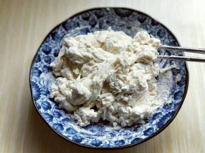 用筷子挑成絮状。