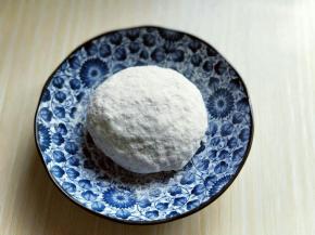 再揉成面团，盖上盖子醒20分钟。