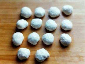 醒好的面团，搓长条，再切大小等份的小面团，揉圆。