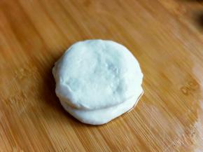 再刷过油的面团上，加盖一个面团。