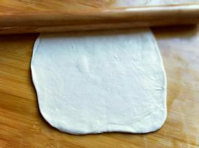 用擀面杖擀薄。