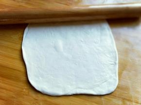 用擀面杖擀薄。