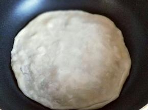 第一张饼，将平底锅刷一层玉米油，放入饼胚。