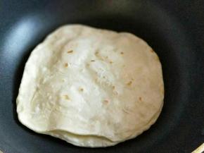 待饼胚鼓起来，两面微黄即可出锅，依次做完。