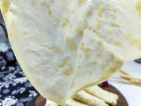 用手轻轻一撕，两张薄薄的饼就好了。卷肉，卷菜都特别好吃。