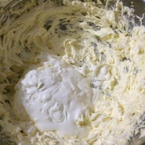 先加入一半的淡奶油，将黄油淡奶油打发