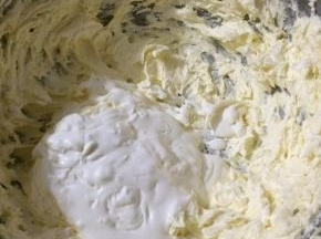 先加入一半的淡奶油，将黄油淡奶油打发