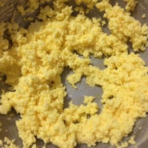 打的时候，盘的边缘散开的黄油需要刮一下，参与到打发过程中去