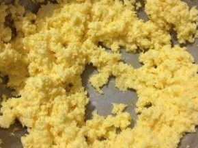 打的时候，盘的边缘散开的黄油需要刮一下，参与到打发过程中去