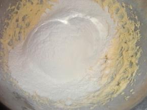 将粉过筛后加入到黄油盘子里