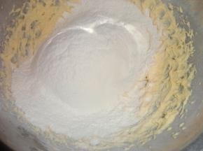 将粉过筛后加入到黄油盘子里