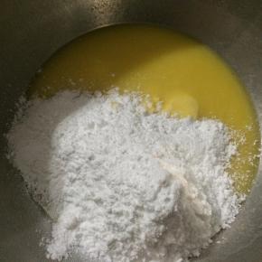 加入糖粉和盐至黄油盘子里