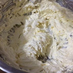 将黄油打发至膨胀状态