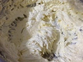 将黄油打发至膨胀状态