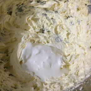 再加入余下的淡奶油，淡奶油、蛋黄混合物打发到整体呈羽片状。