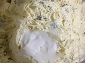 再加入余下的淡奶油，淡奶油、蛋黄混合物打发到整体呈羽片状。