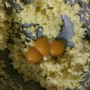 加入蛋黄，建议分次加，我偷懒了