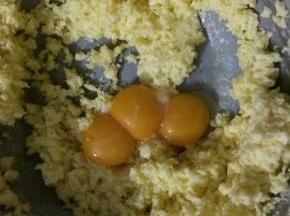 加入蛋黄，建议分次加，我偷懒了