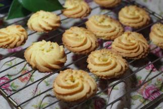 在烤盘上挤出花