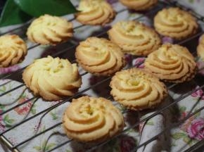 在烤盘上挤出花