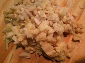 把冬笋剥洗净后切成小丁