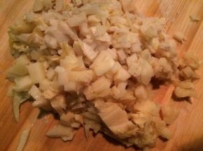 把冬笋剥洗净后切成小丁