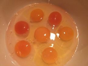 将鸡蛋打进碗里