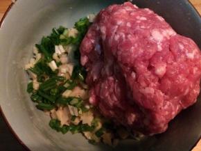 将冬笋、肉末加进碗里