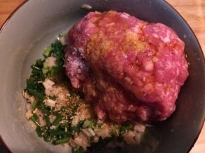 加入适量的盐、香葱、鸡精、香油、料酒，拌成肉泥