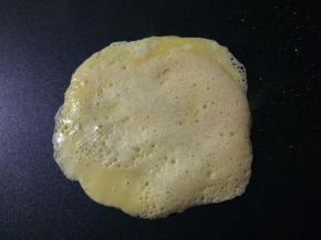 在煎饼神器上少上适量的食用油，倒入一大勺蛋液