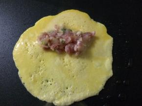 等蛋饼全部煎好后，将蛋饼对折起来，正好盖住肉泥