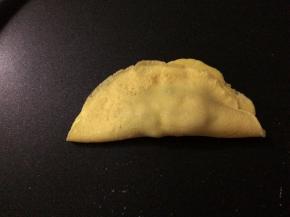 等蛋饼全部煎好后，将蛋饼对折起来，正好盖住肉泥