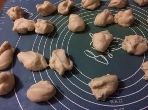 然后将面团分成25克左右的小面团