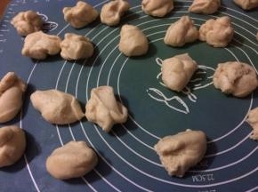 然后将面团分成25克左右的小面团