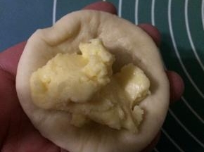 在中间加入卡斯达酱