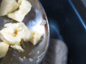 用后油法加入黄油，再次启动面包机