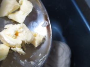 用后油法加入黄油，再次启动面包机