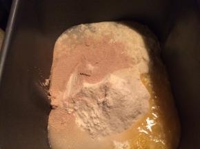 把除了黄油外的所有食材全部放进面包机里，启动面包机和面