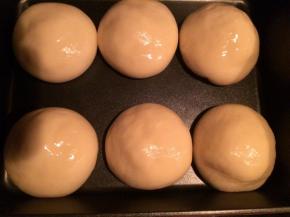 发至原面团的二倍大后，涂上鸡蛋液