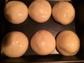 发至原面团的二倍大后，涂上鸡蛋液