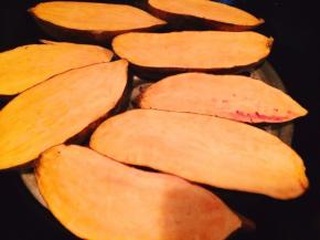 把红薯洗干净一分为两，入锅蒸