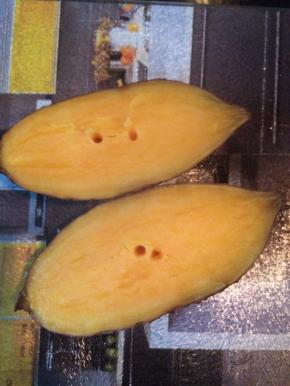 然后把红薯泥挖出来，留下皮，不要挖破了