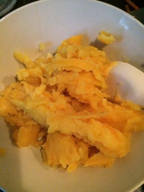 把芝士片切碎 黄油切成小块和红薯、练乳一起放进碗里