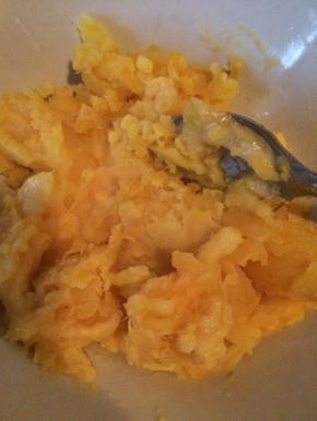 再加入芝士片 拌好了待用