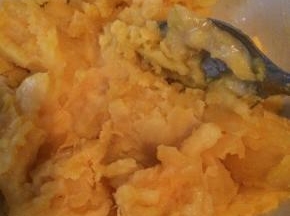 再加入芝士片 拌好了待用