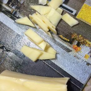 把马苏里拉芝士切成小块