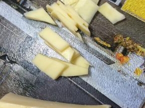 把马苏里拉芝士切成小块