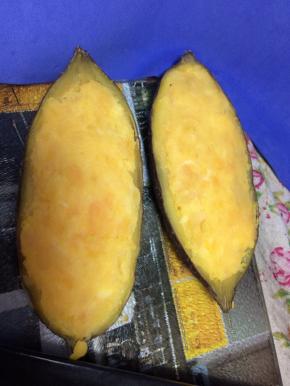 把拌好的红薯泥重新回填进红薯皮子里，抹平